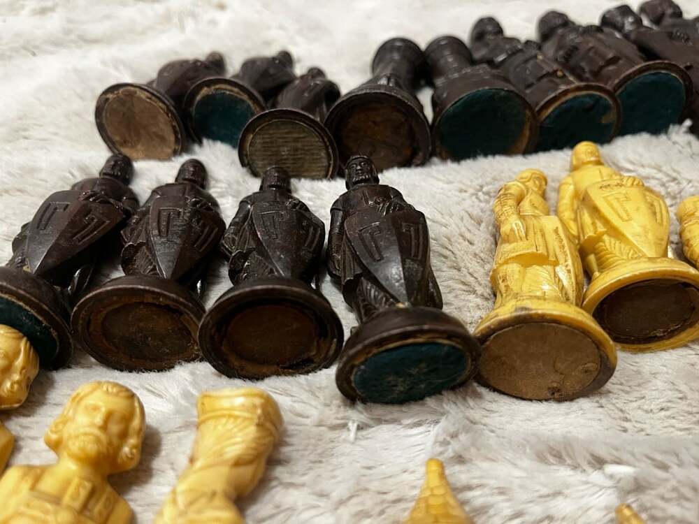 Vintage E. S. Lowe Renaissance Crusader Plastic Chess Pieces Set